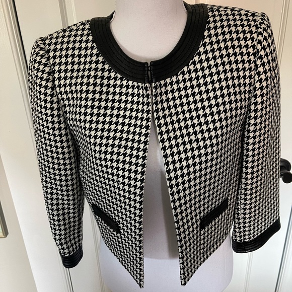 Tahari size 4 crop jacket , can be either worn open or closed . - Picture 1 of 4